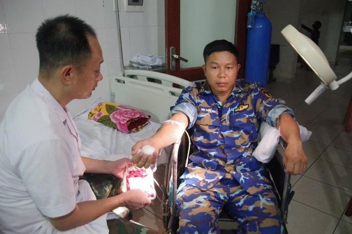 Cán bộ, chiến sĩ trên đảo tức tốc hiến máu để đảm bảo nguồn máu phục vụ truyền cho ngư dân Tùng.
