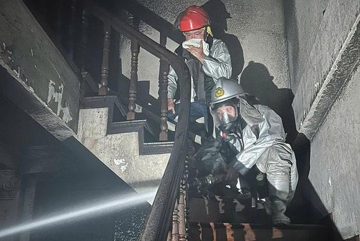Lực lượng Cảnh sát PCCC và CNCH triển khai chữa cháy, thoát khói và chống cháy lan. Ảnh: CACC.