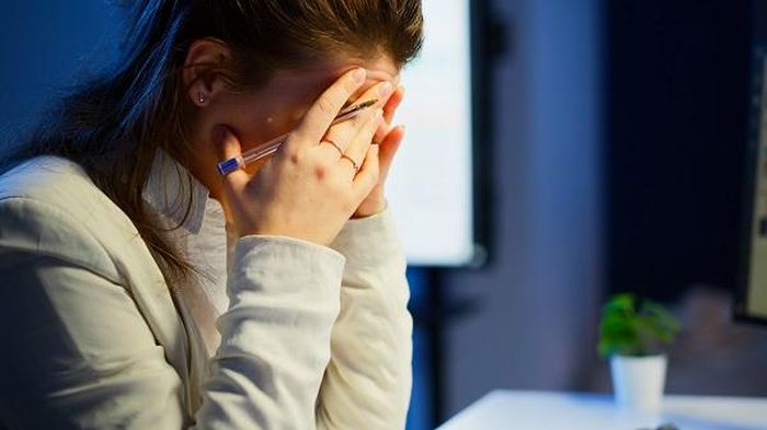 Stress khi đi làm không chỉ ảnh hưởng đến hiệu quả công việc mà còn làm gia tăng nguy cơ mất ngủ, suy giảm trí nhớ,