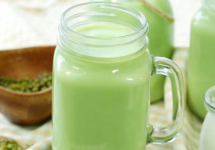 Để không làm tổn thương tỳ vị, Đông y khuyến nghị không lạm dụng nước đậu xanh thay nước lọc hằng ngày.