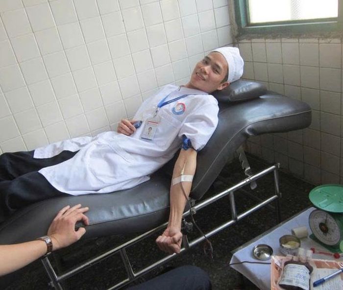 Anh Lê Văn Sỹ tham gia hiến máu.