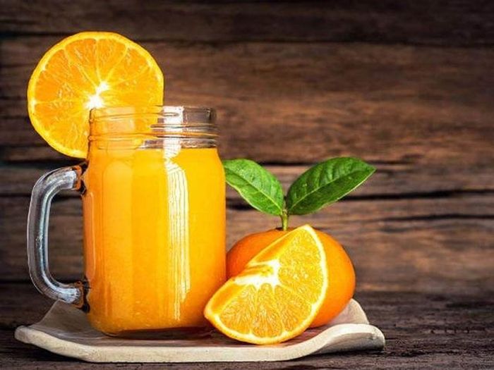 Nước ép cam tươi giàu vitamin C kích thích sản sinh collagen.