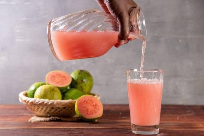 Nước ép ổi thơm mát và làm sáng da.