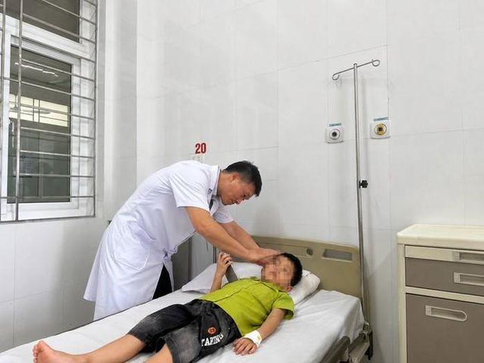 Bác sĩ Bệnh viện Đa khoa Khu vực Vân Đồn - Cơ sở 2 Cô Tô thăm khám cho bệnh nhi.