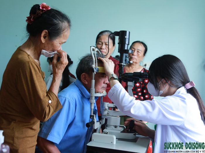 Đội ngũ y bác sĩ tuyến cơ sở trực tiếp thăm khám, đưa dịch vụ y tế đến gần hơn với người dân.