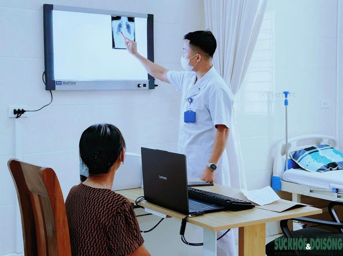 Bác sĩ tư vấn, hướng dẫn người dân theo dõi sức khỏe và tầm soát sớm các bệnh không lây nhiễm ngay từ tuyến cơ sở.