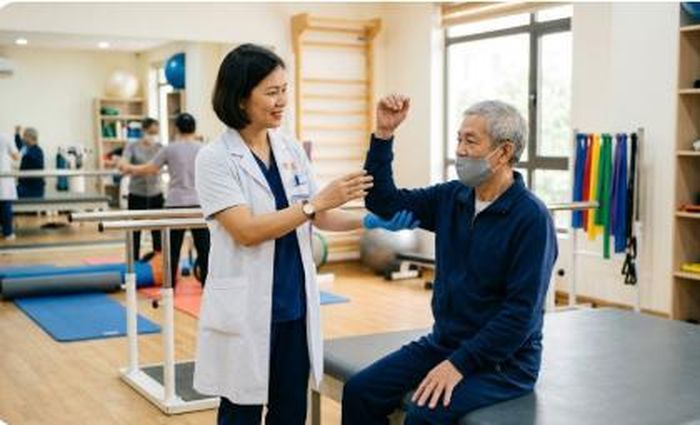 Sử dụng các bài tập thể chất có kế hoạch để cải thiện chức năng tim mạch, hô hấp, sức mạnh cơ bắp và độ linh hoạt.