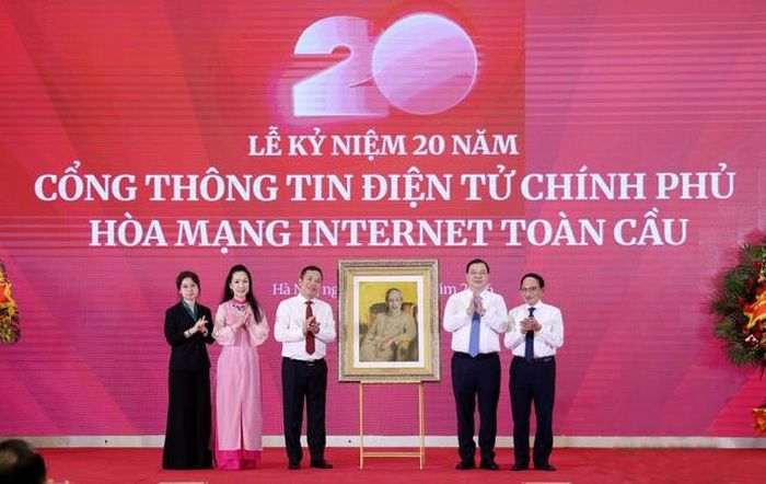 Phó Thủ tướng Thường trực Phạm Gia Túc tặng quà kỷ niệm cho lãnh đạo Cổng Thông tin điện tử Chính phủ. Ảnh: VGP/Đức Tuân