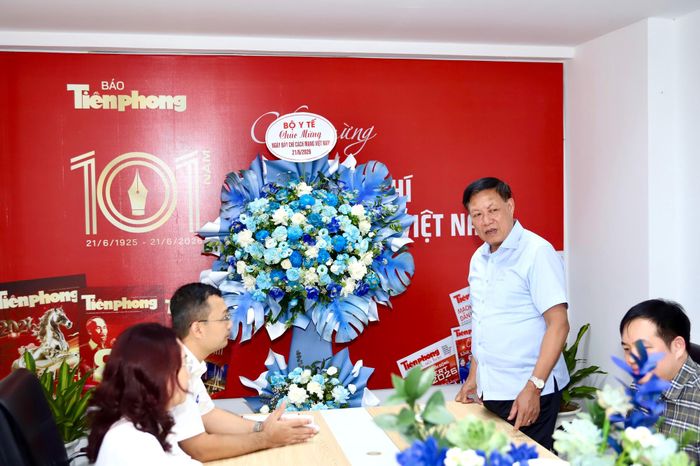 Thứ trưởng Đỗ Xuân Tuyên phát biểu chúc mừng Báo Tiền Phong và mong muốn Báo tiếp tục đồng hành cùng Bộ Y tế trong công tác truyền thông.