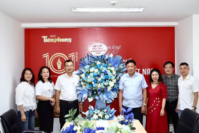 Thứ trưởng Bộ Y tế Đỗ Xuân Tuyên thăm, chúc mừng Báo Tiền Phong.