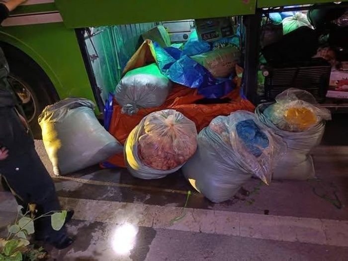 Tang vật là 5 bao tải chứa 475kg mỡ lợn được phát hiện khi đang vận chuyển đi tiêu thụ. Ảnh: Công an tỉnh Điện Biên.