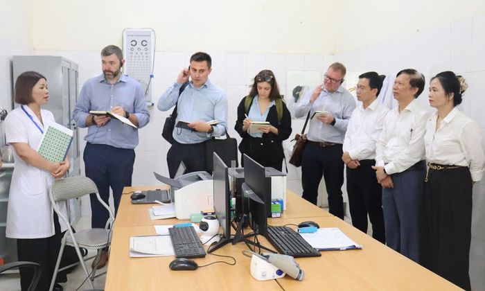 Đoàn Công ty TPP Vương quốc Anh, lãnh đạo Hội Tin học Y tế Việt Nam, lãnh đạo Sở Y tế Bắc Ninh làm việc tại Trạm Y tế xã Đại La, tỉnh Bắc Ninh.