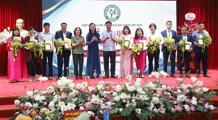 Lãnh đạo Bộ Y tế, lãnh đạo Hiệp hội tri ân các đơn vị đã đồng hành, phối hợp trong thời gian qua.