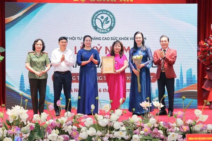 Bà Phạm Thị Kim Oanh, Phó Cục trưởng Cục Bản quyền tác giả Bộ Văn hóa Thể thao và Du lịch trao chứng nhận bản quyền tác giả logo Hiệp hội tại buổi lễ.