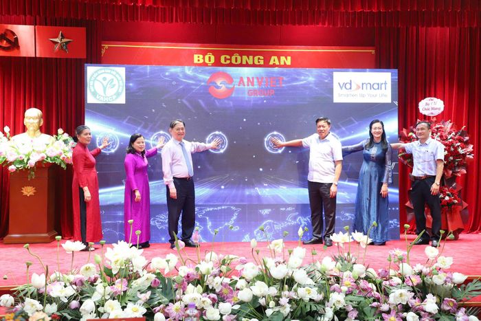 Lãnh đạo Bộ Y tế, lãnh đạo Hiệp hội và đại biểu thực hiện nghi thức ra mắt nền tảng khỏe đẹp 360