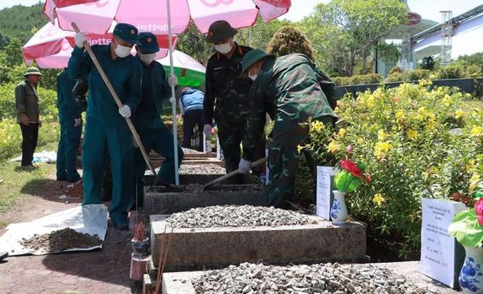 Các tổ công tác tiến hành khai quật mộ liệt sĩ để lấy mẫu sinh phẩm.