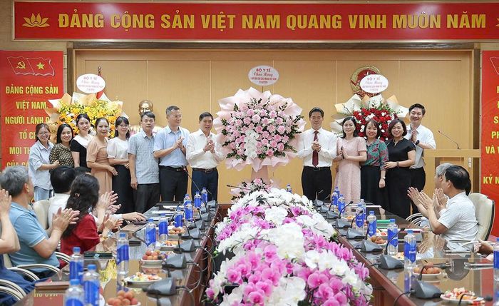 Thứ trưởng Thường trực Vũ Mạnh Hà tặng hoa chúc mừng tập thể lãnh đạo, cán bộ, người lao động của Văn phòng Bộ Y tế.