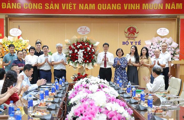 Thứ trưởng tặng hoa chúc mừng tập thể lãnh đạo, cán bộ, người lao động của Báo Sức khỏe &amp; Đời sống.