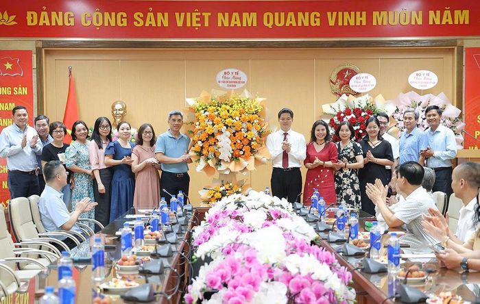 Thứ trưởng tặng hoa chúc mừng tập thể lãnh đạo, cán bộ, người lao động của Trung tâm Truyền thông - Giáo dục sức khỏe Trung ương.