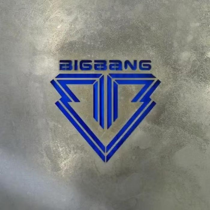 Thiết kế sân khấu gợi nhớ đến logo của BIGBANG khi phát hành album Alive: Hai chữ B quay lưng vào nhau tạo thành biểu tượng vừa giống chữ "A" lật ngược vừa giống kim cương.