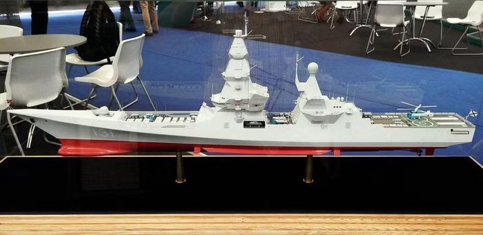 Đối với Dự án 23560, giới chức quân sự Nga từng mong muốn có thể đóng tổng cộng 6 tàu, mỗi tàu có chiều dài lên đến 200 m, chiều rộng 23 m, lượng giãn nước 19 nghìn tấn, thủy thủ đoàn 500 người và khả năng hoạt động liên tục 60 - 90 ngày.
