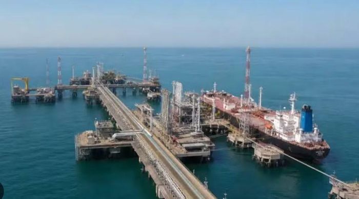 Một nguy cơ khác cũng được nhắc tới là Iran có thể chủ động phá hủy một phần cơ sở hạ tầng dầu khí để tránh rơi vào tay đối phương.