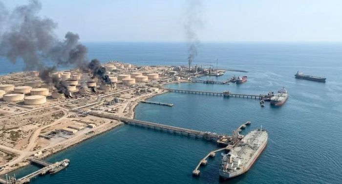 Khi đó, không chỉ Iran chịu tổn thất mà thị trường năng lượng thế giới cũng có nguy cơ chao đảo vì nguồn cung bị gián đoạn. Đó là lý do Kharg thường được ví như 'gót chân Achilles' của Iran.