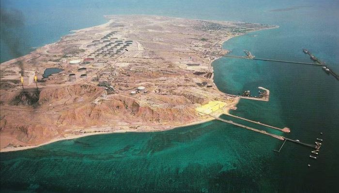 Đảo Kharg nằm không quá xa tuyến hàng hải dẫn tới eo biển Hormuz, khu vực được xem là huyết mạch vận chuyển năng lượng của thế giới. Mỗi biến động xảy ra tại đây đều có thể tác động mạnh tới thị trường dầu mỏ toàn cầu.