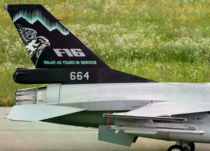 Ukraine sẽ nhận được ít nhất 6 chiếc F-16 được cải tiến theo cách này từ Na Uy. Nhưng bất chấp việc giao quyền sở hữu chính thức vào năm 2024 - 2025, tính đến tháng 4/2026, chúng vẫn đang nằm cơ sở Sabena tại Bỉ để sửa chữa trước khi chuyển giao chính thức.