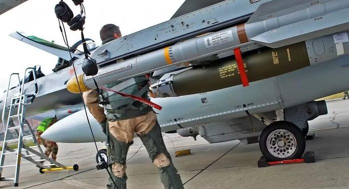 Mặc dù tiêm kích F-16 của Ukraine chưa sử dụng loại đạn không chiến tầm ngắn nói trên, nhưng họ đã có kinh nghiệm đáng kể trong việc vận hành tên lửa IRIS-T, thông qua các tổ hợp phòng không tầm ngắn và tầm trung gồm IRIS-T SLS cùng với IRIS-T SLM.