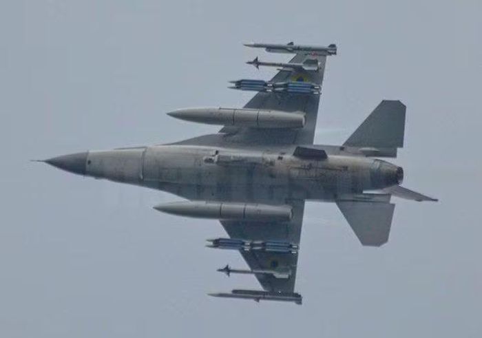 Mặc dù vậy, tổng cộng có tới 8 tiêm kích F-16 nhiều khả năng không phù hợp để bay và sẽ được dùng để đào tạo nhân viên kỹ thuật, tháo dỡ lấy phụ tùng hoặc sử dụng làm mô hình mồi bẫy hút hỏa lực đối phương.