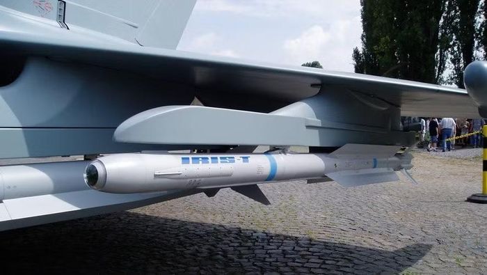 Bên cạnh đó theo Giám đốc điều hành (CEO) của Công ty Diehl Defence - ông Helmut Rausch, các tên lửa IRIS-T đã cho thấy xác suất tiêu diệt tên lửa hành trình và máy bay không người lái đạt mức trên 95%.