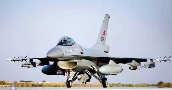 Việc tích hợp tên lửa không chiến tầm ngắn IRIS-T vào tiêm kích F-16 không phải là điều mới mẻ, điển hình như ngay trong năm 2005, Na Uy đã thay thế tên lửa AIM-9L lỗi thời trên chiến đấu cơ của mình bằng loại IRIS-T.