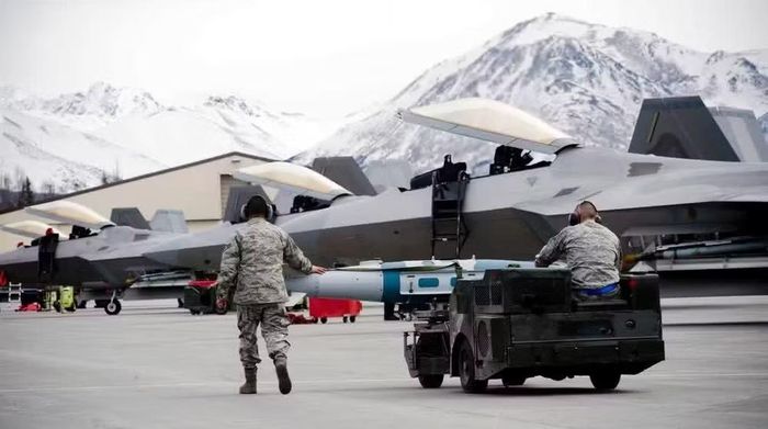 JDAM-ER lại đi theo hướng hoàn toàn khác. Thay vì dựa vào khối lượng khổng lồ, nó tận dụng khả năng lướt xa, độ chính xác cao và góc tấn công linh hoạt để đánh vào những vị trí dễ tổn thương nhất của mục tiêu.