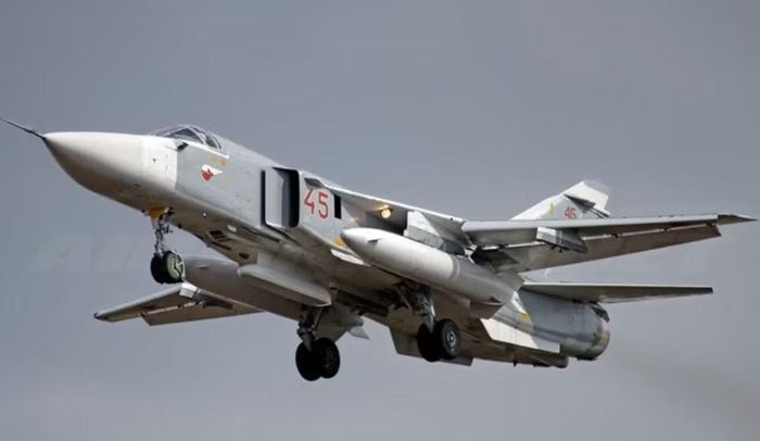 Máy bay ném bom chiến thuật Su-24 là dòng cường kích tầm xa do Liên Xô phát triển. Đây là loại máy bay có thiết kế cánh cụp cánh xòe, cho phép bay tốc độ cao ở độ thấp nhằm xuyên qua hệ thống phòng không đối phương.