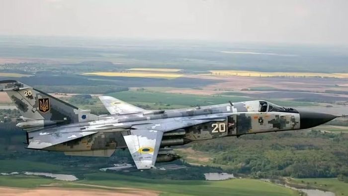 Su-24 có khả năng mang theo nhiều loại vũ khí tấn công mặt đất, bao gồm bom hàng không, rocket và các loại đạn dẫn đường.