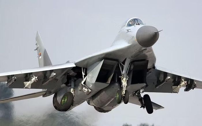 "Chúng tôi chưa chuyển giao các máy bay MiG cho Ukraine. Đối thoại giữa Ba Lan và Ukraine vẫn đang diễn ra", ông Tomczyk nói.