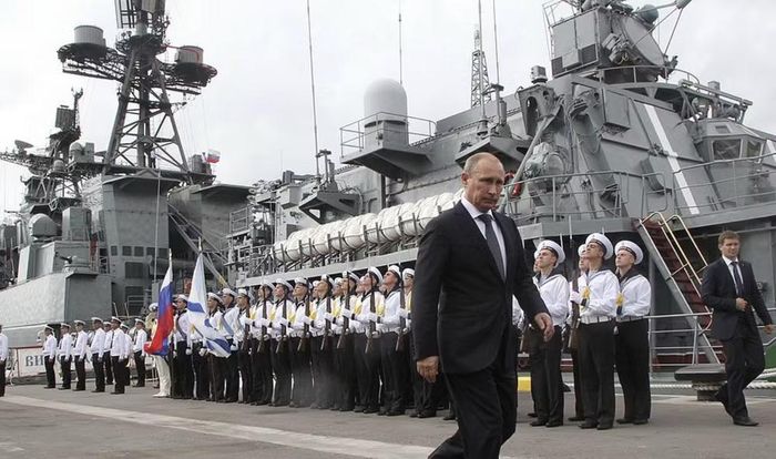 Theo thông tin do phía Nga công bố, tàu hộ vệ Đô đốc Grigorovich đã phát hiện du thuyền Anh di chuyển vào khu vực mà họ đánh giá là tiềm ẩn rủi ro.