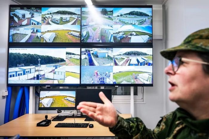 Dự án này sử dụng thiết bị an ninh và giám sát hiện đại. Hệ thống an ninh sẽ dựa trên camera giám sát, hệ thống điều khiển âm thanh và máy bay không người lái để theo dõi khu vực. Các tháp canh và đèn pha truyền thống dự kiến sẽ bị loại bỏ.