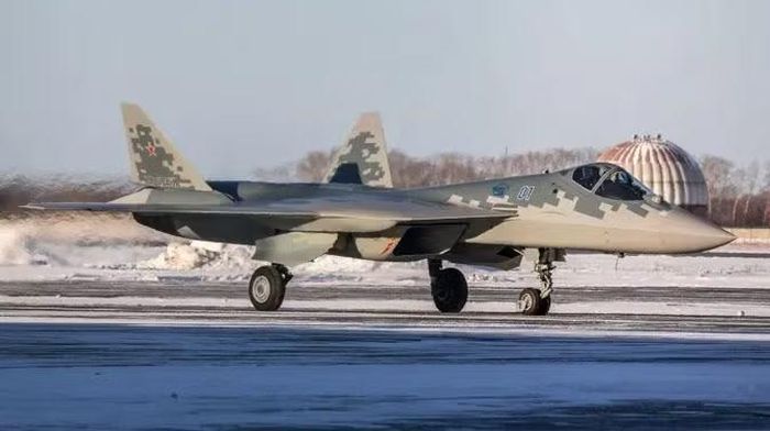 Ngoài ra, Su-57 còn có lợi thế tương thích với các hệ thống phòng không mặt đất, tàu chiến và máy bay cùng hệ vũ khí Liên Xô/Nga, và có khả năng trao đổi thông tin thông qua liên kết dữ liệu không đối đất.