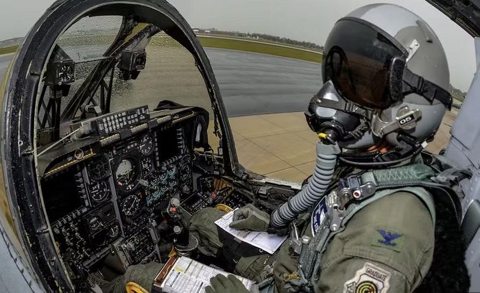 Máy bay cường kích A-10 Thunderbolt II được phát triển từ đầu thập niên 1970 nhằm yểm trợ hỏa lực cho lực lượng mặt đất.