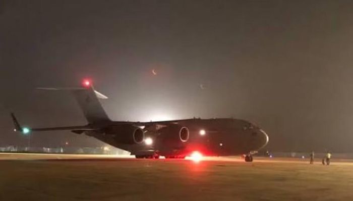 Máy bay vận tải chiến lược C-17 Globemaster III được phát triển nhằm thay thế các dòng vận tải cơ cũ của Mỹ. Máy bay thực hiện chuyến bay đầu tiên vào năm 1991 và chính thức được biên chế vào năm 1995.