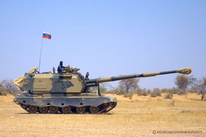 Đó là K9 Thunder của Hàn Quốc - sản phẩm của Samsung Techwin (nay là Hanwha Defense), hợp tác cùng nhà sản xuất Ấn Độ Larsen &amp; Toubro để lắp ráp tại chỗ, cạnh tranh cùng 2S19M1 Msta-S của Nga, được sản xuất bởi các công ty nhà nước OFB và BEML.