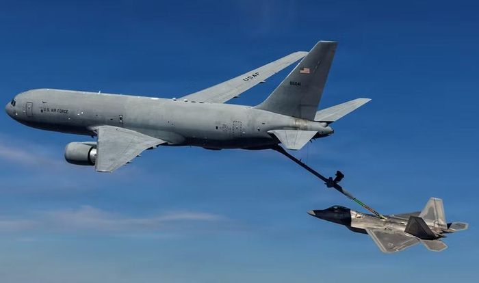 Sự việc diễn ra trong bối cảnh tiêm kích tàng hình F-22 đang thực hiện nhiệm vụ bay có tiếp dầu trên không.