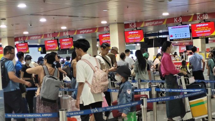 Từ ngày 1-7, các hãng hàng không phải bồi thường ứng trước không hoàn lại cho hành khách nếu chuyến bay chậm từ 4 giờ trở lên do lỗi của mình, đồng thời thực hiện các nghĩa vụ hỗ trợ về ăn, uống, nghỉ ngơi theo thời gian chậm chuyến. Ảnh: Minh Hoàng