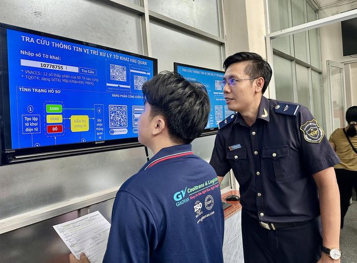 Hải quan Khu vực II hướng dẫn doanh nghiệp tra cứu thông tin tờ khai. Ảnh: S.X