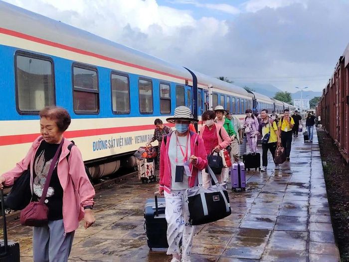 Du khách trải nghiệm du lịch đường sắt Việt Nam. Ảnh: TL