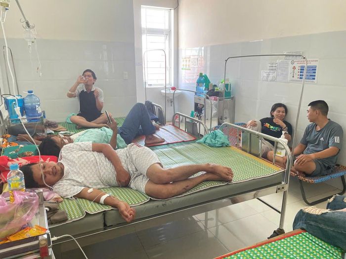 Các bệnh nhân ngộ độc thực phẩm do ăn bánh mì ở Gia Lai. Ảnh: CĐ.