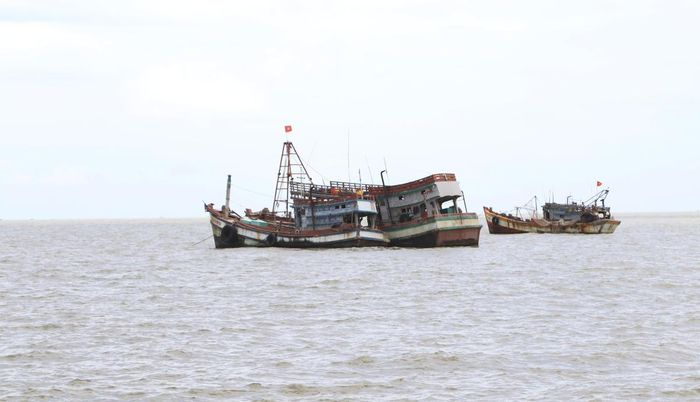 Các tàu cá trong tổ, đội đoàn kết tại xã Ðá Bạc sẵn sàng hỗ trợ nhau khai thác và ứng phó với thiên tai. Ảnh: Nguyên Du