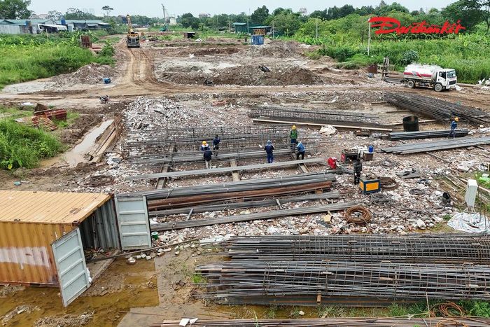 Giám đốc điều hành gói thầu xây lắp cầu Thượng Cát Cấn Mạnh Hùng cho biết, trên công trường hiện đang duy trì chế độ “3 ca, 4 kíp” liên tục để bảo đảm tiến độ đề ra. Các mũi thi công đang được triển khai đồng loạt, tập trung vào các hạng mục cọc khoan nhồi, bê tông trụ và đúc dầm. Do thời tiết nắng nóng, đơn vị đã bố trí khu vực nghỉ ngơi cho công nhân và điều chỉnh thời gian làm việc phù hợp nhằm bảo đảm sức khỏe người lao động nhưng vẫn giữ vững tiến độ dự án.